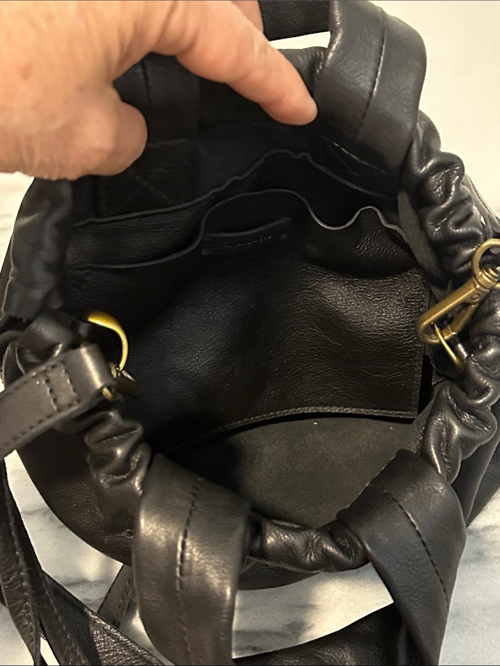 Madewell The Piazza Leather Crossbody bucket bag black leather
Bag in Black - Picture 5 of 12